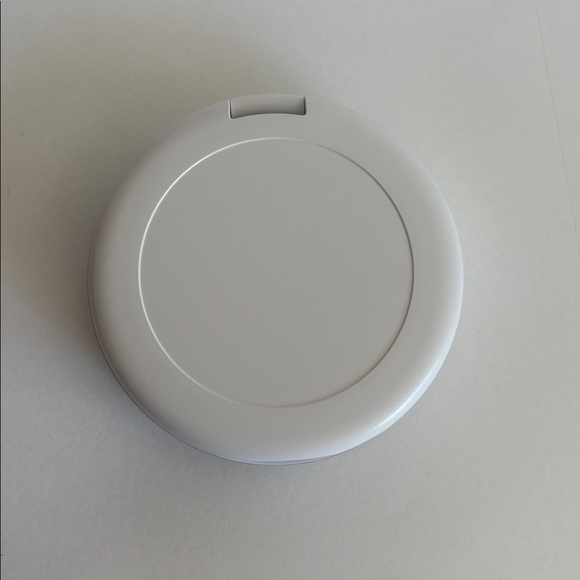 New without box Christian Dior white quilted compact mirror - Picture 2 of 3